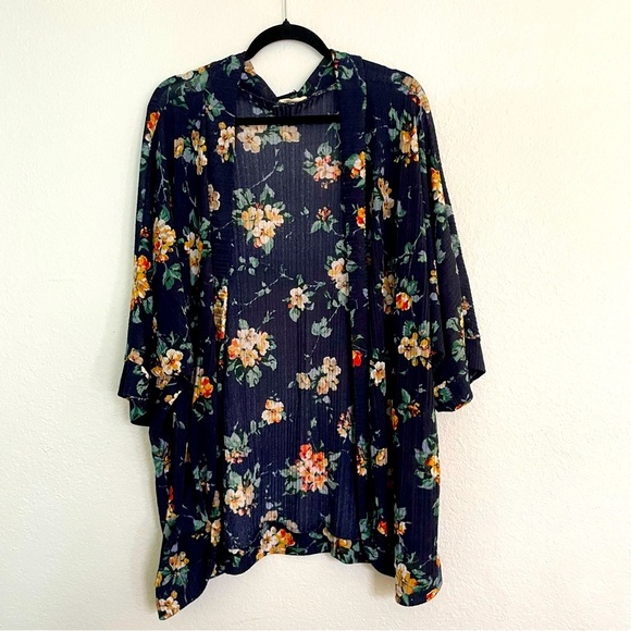 Crescent woman plus size 2X Floral Kimono Cardigan
Semi sheer floral navy spring - Picture 1 of 11